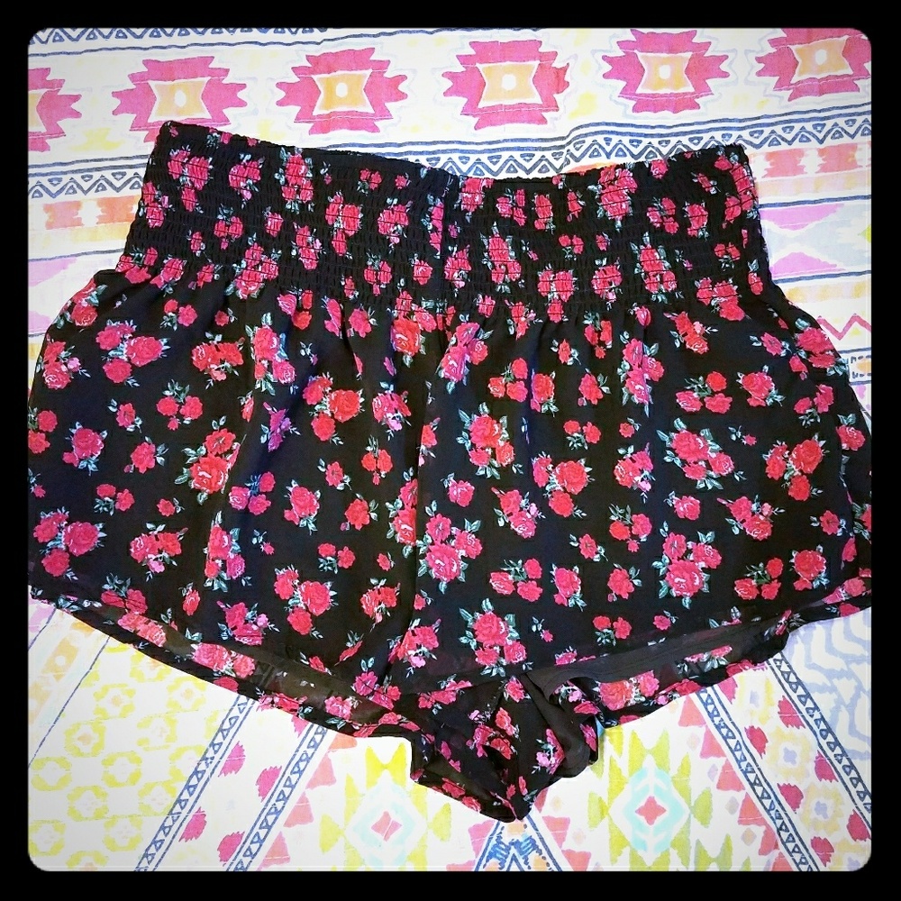 Floral mid-rise short shorts