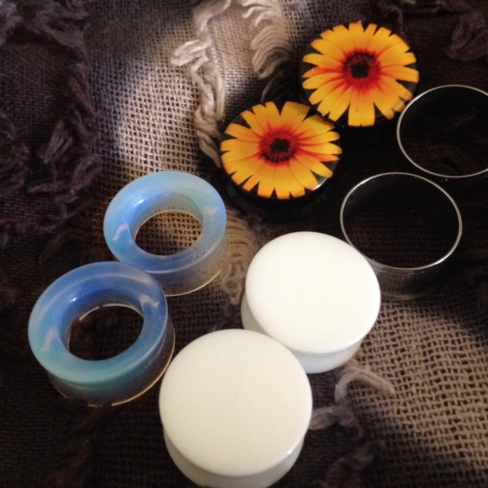 2 pairs of one inch plugs