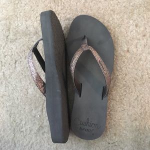 Super comfy sparkly gray Reef flip-flops!