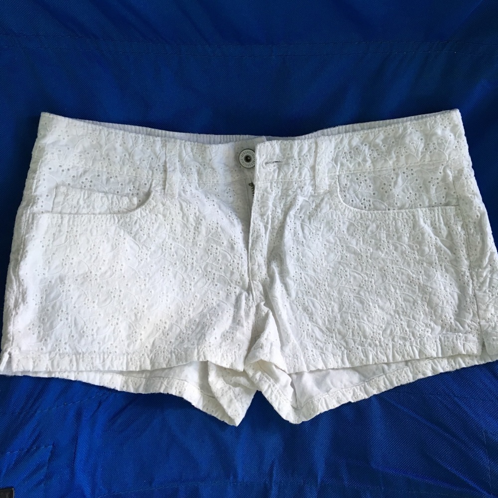 Aeropostale lace eyelet white shorts! Size 5/6