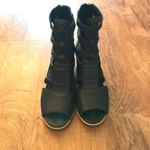 Women's black gladiator Sorels size 9.5