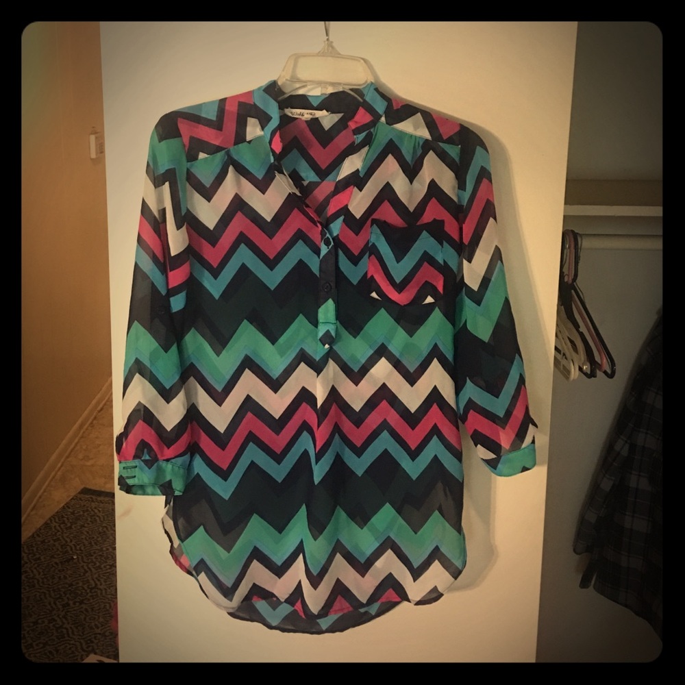 3 quarter sleeves. Pink/white/green/blue chevron