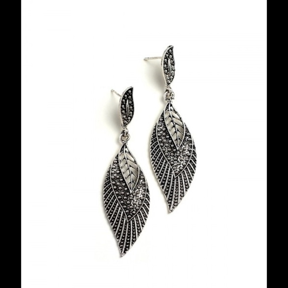 Leaf pattern earrings