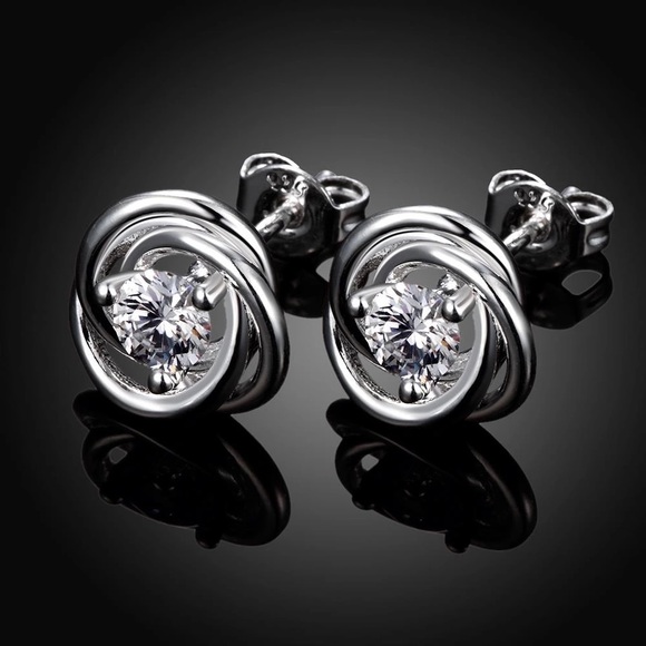 Small elegant crystal earrings - Picture 2 of 3