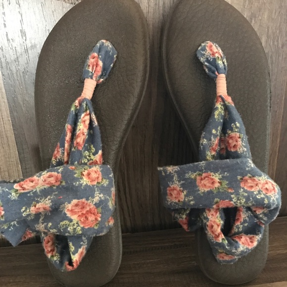 Sanuk Shoes - Sanuk yoga sandals fabric stretchy material size 8