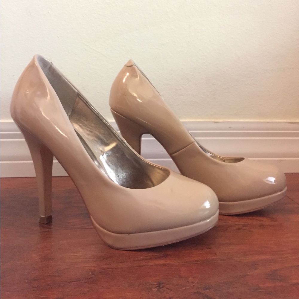 Madden Girl Close Toed Cream Pumps