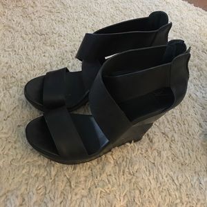 Diane Von Furstenberg DVF black "Opal" wedges