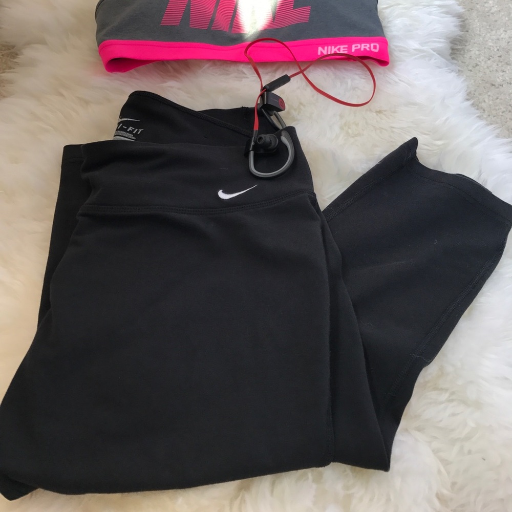 **Nike Dri-Fit Capris Bottoms Size Medium**