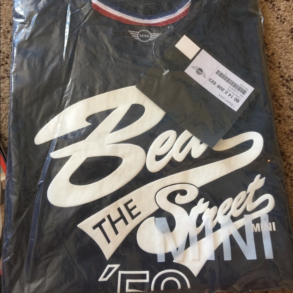 Men's Street Long Sleeve Tee. Size Small.