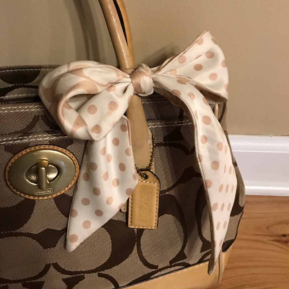 Authentic Coach signature carryall. - Picture 4 of 7