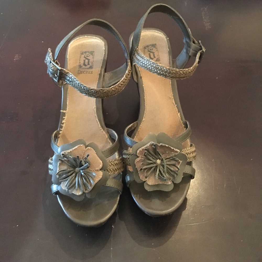 Decree sandles