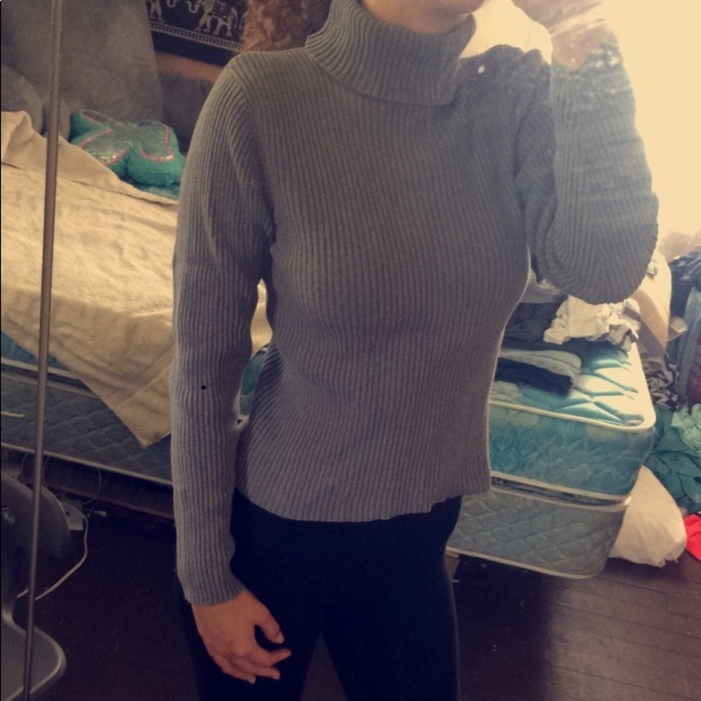 Gray Turtle Neck - Picture 2 of 2