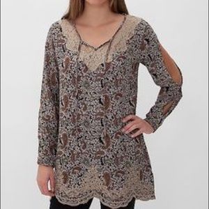 Gimmicks by BKE cold shoulder blouse size small