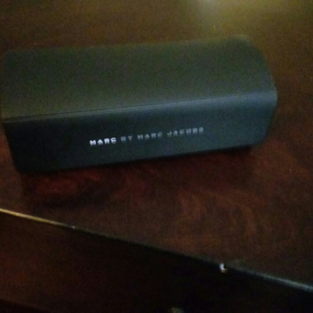 Marc jacobs sunglass case