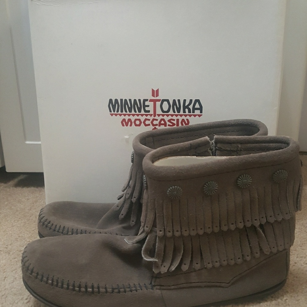 Minnetonka ankle suede boots grey size 8