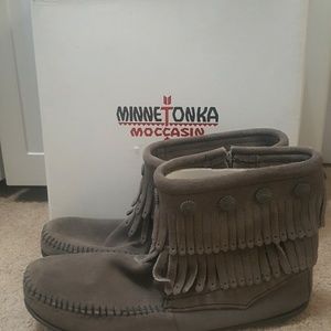 Minnetonka ankle suede boots grey size 8