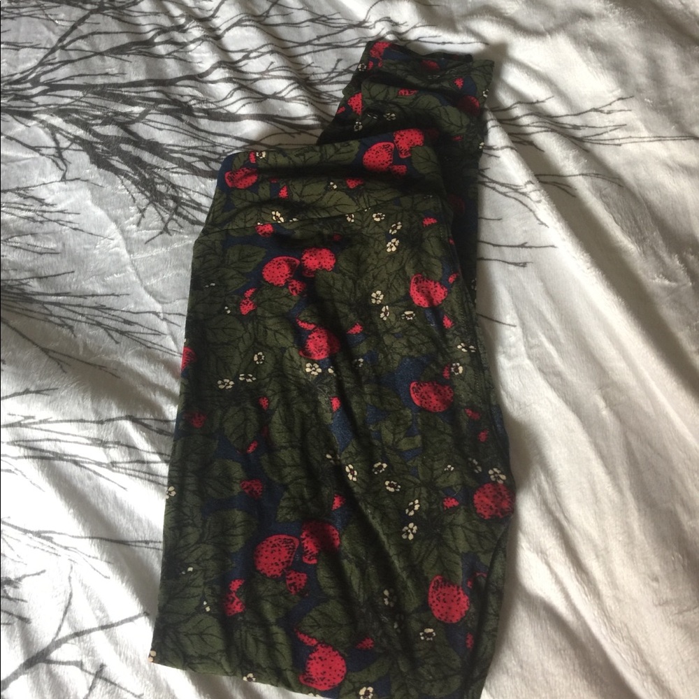 Strawberry Lularoe leggings