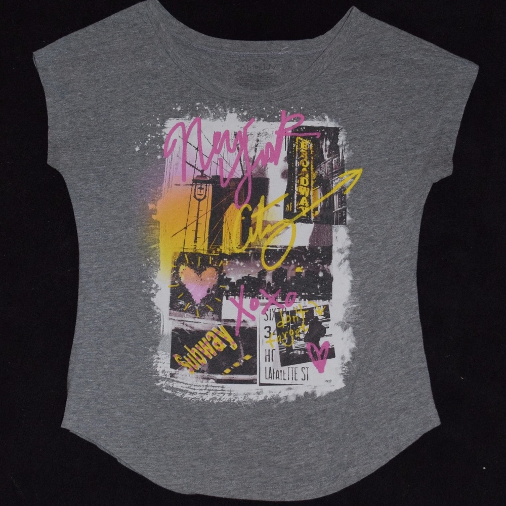 3/$12 👑 New York City Graffiti Tee Juniors Large