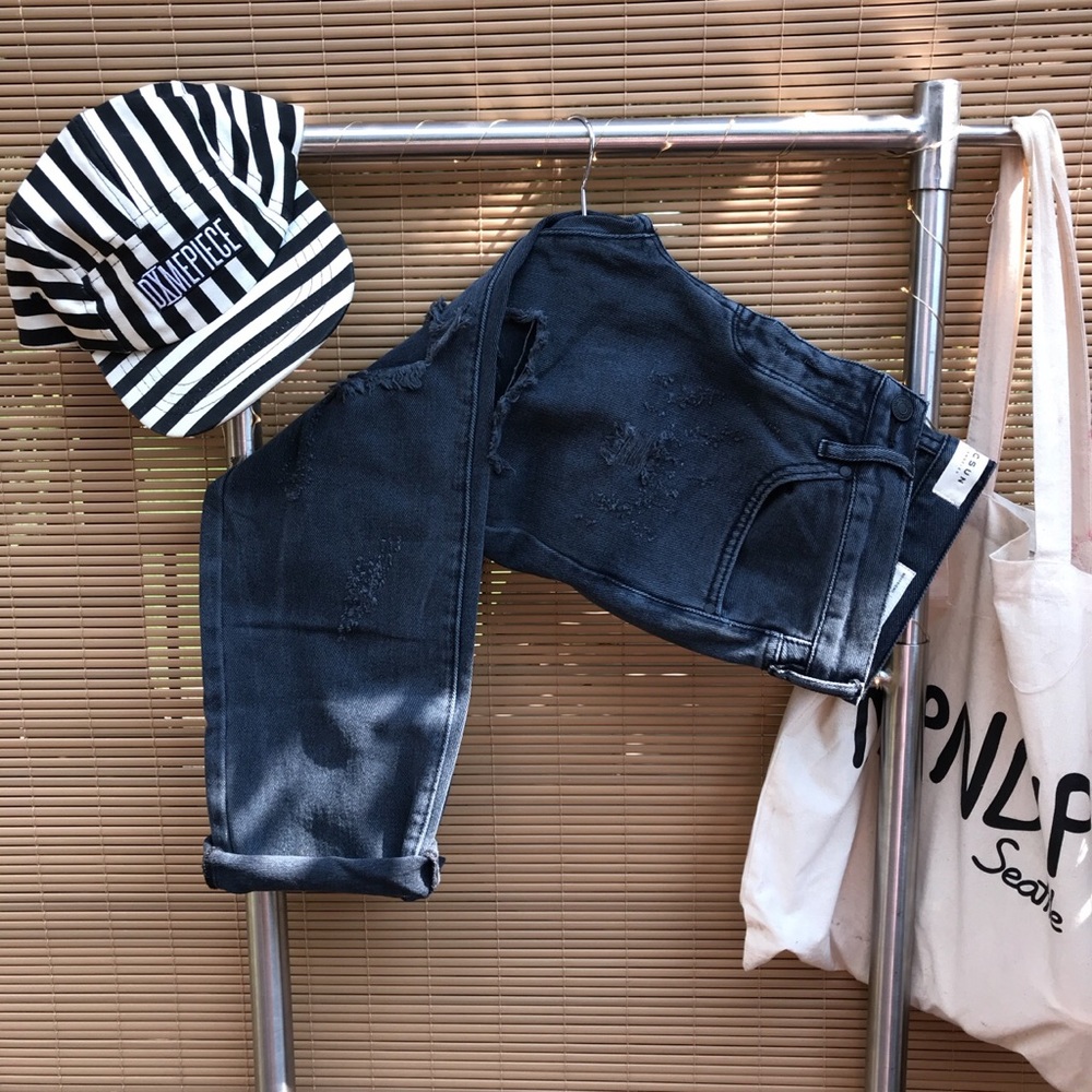 Bullhead Black Boyfriend Cropped Distressed Denim