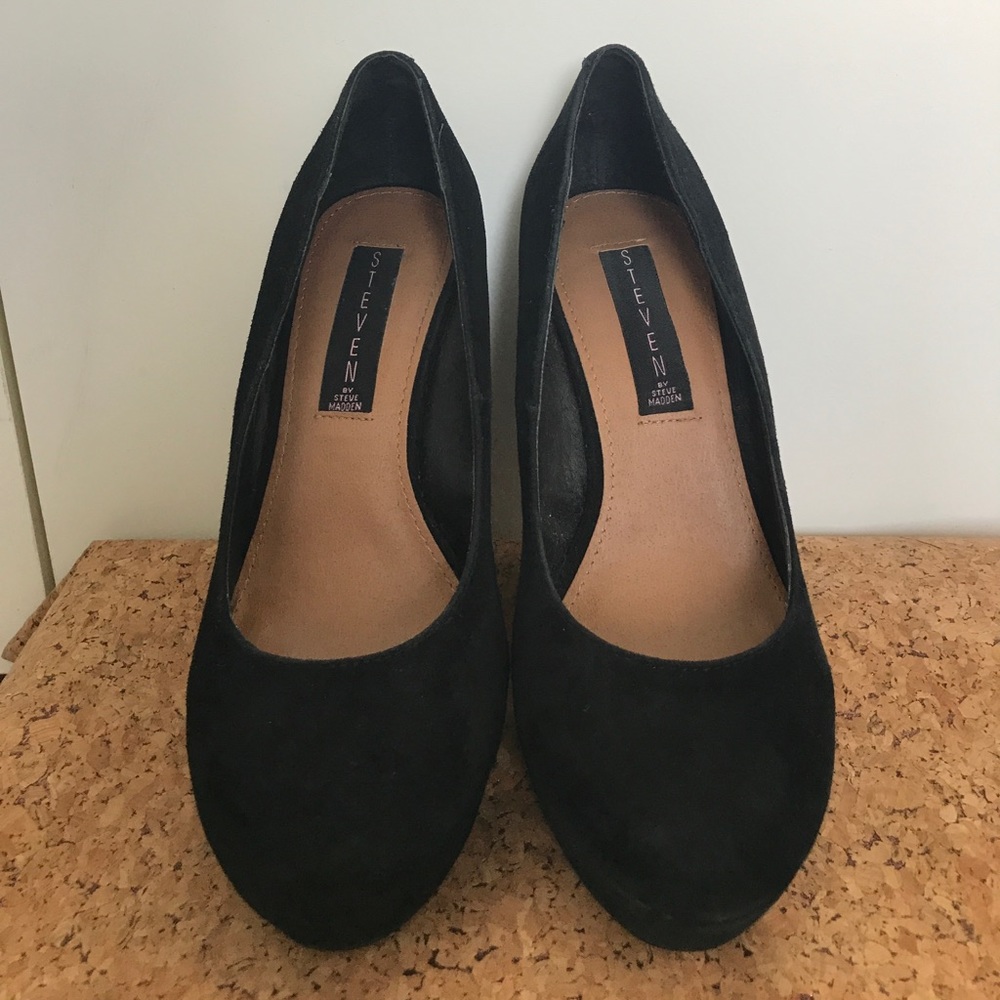 Black suede Steve Madden pumps