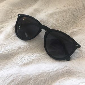 🌸Sunglasses w/ Gray Lenses & Matte Black Frame🌸