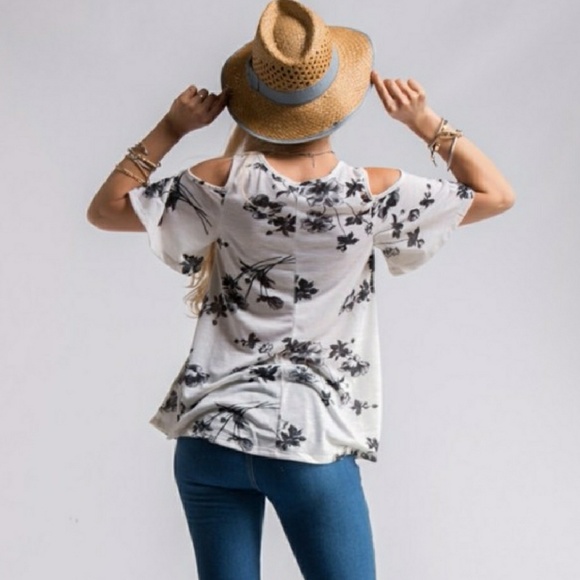 Floral print cutout shoulder top - Picture 2 of 4