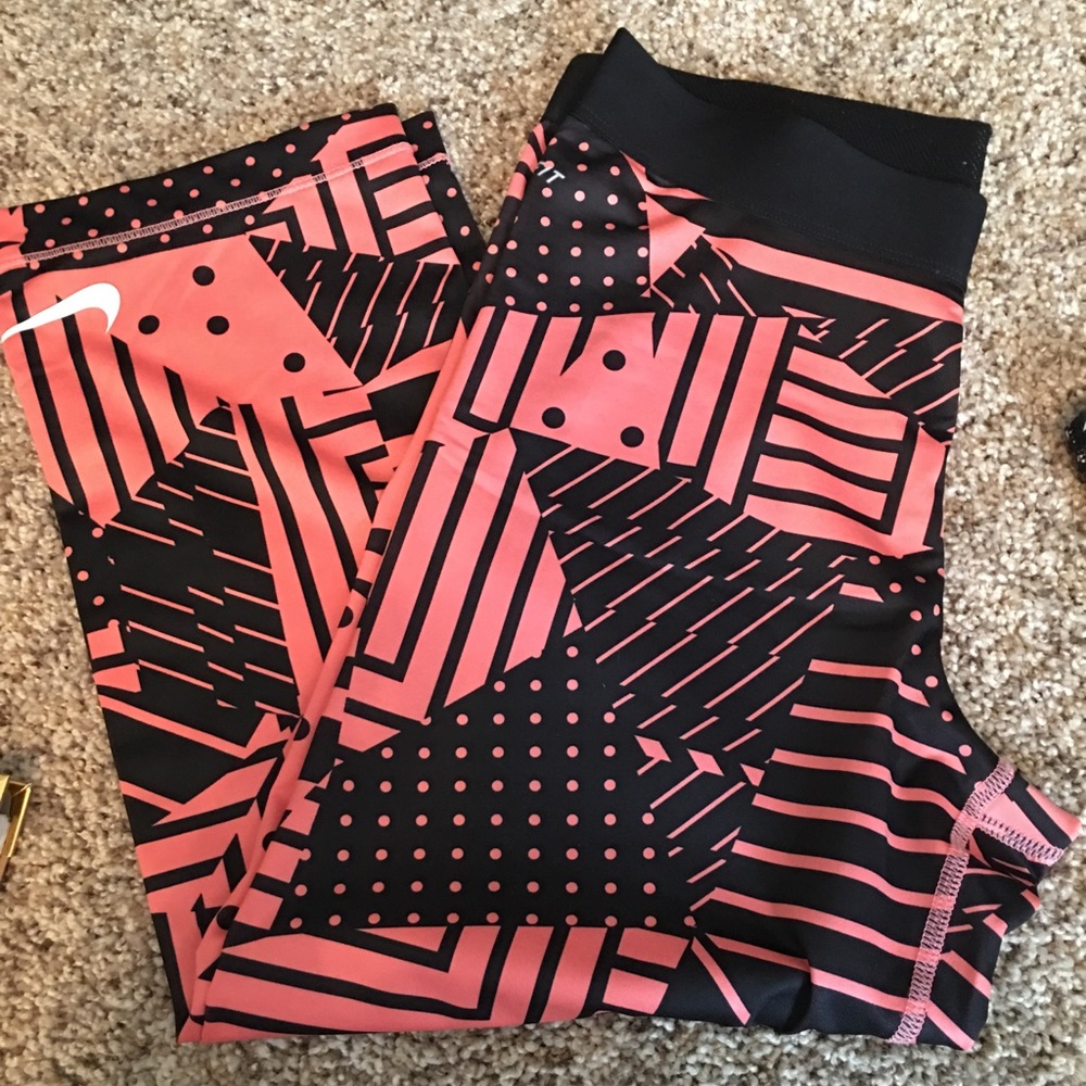 Black/Pink Nike Pro Leggings
