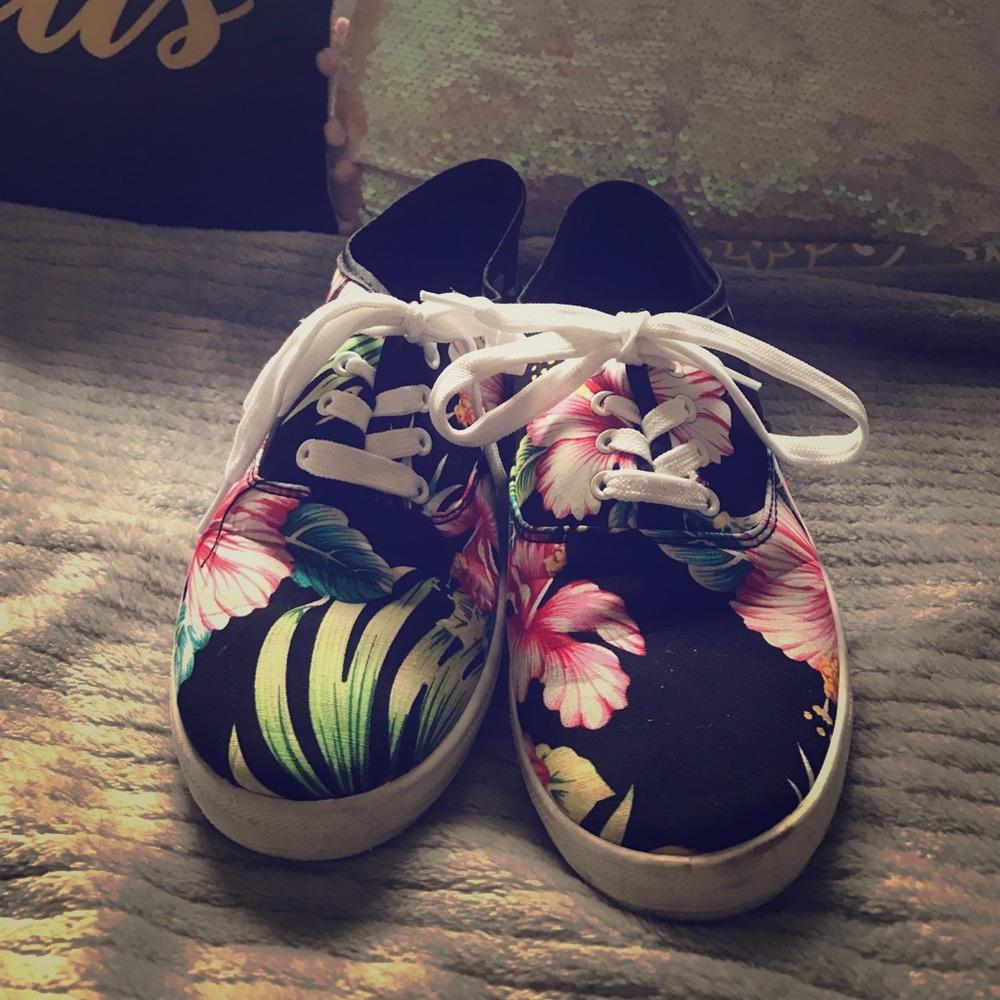 TROPICAL BLACK SNEAKERS!