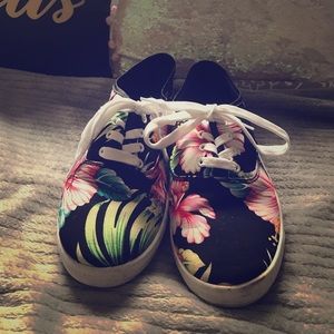 TROPICAL BLACK SNEAKERS!