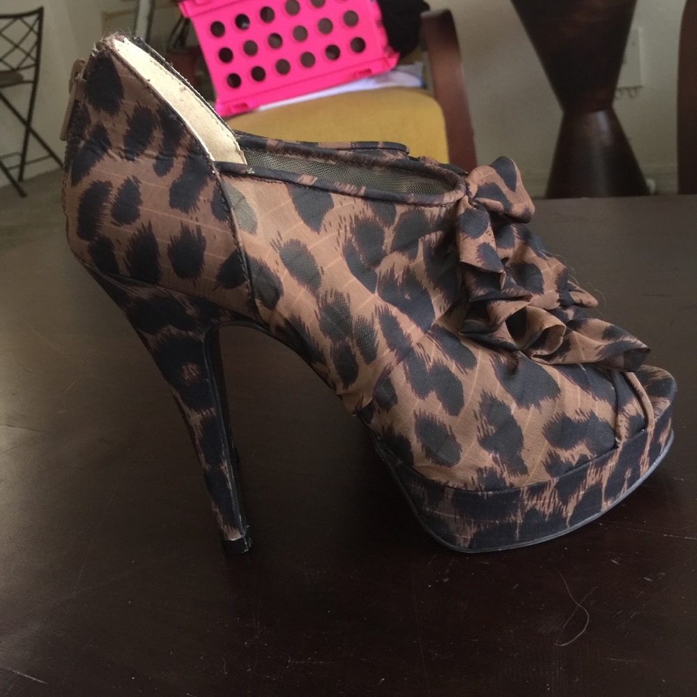 Never worn NINE WEST HEELS