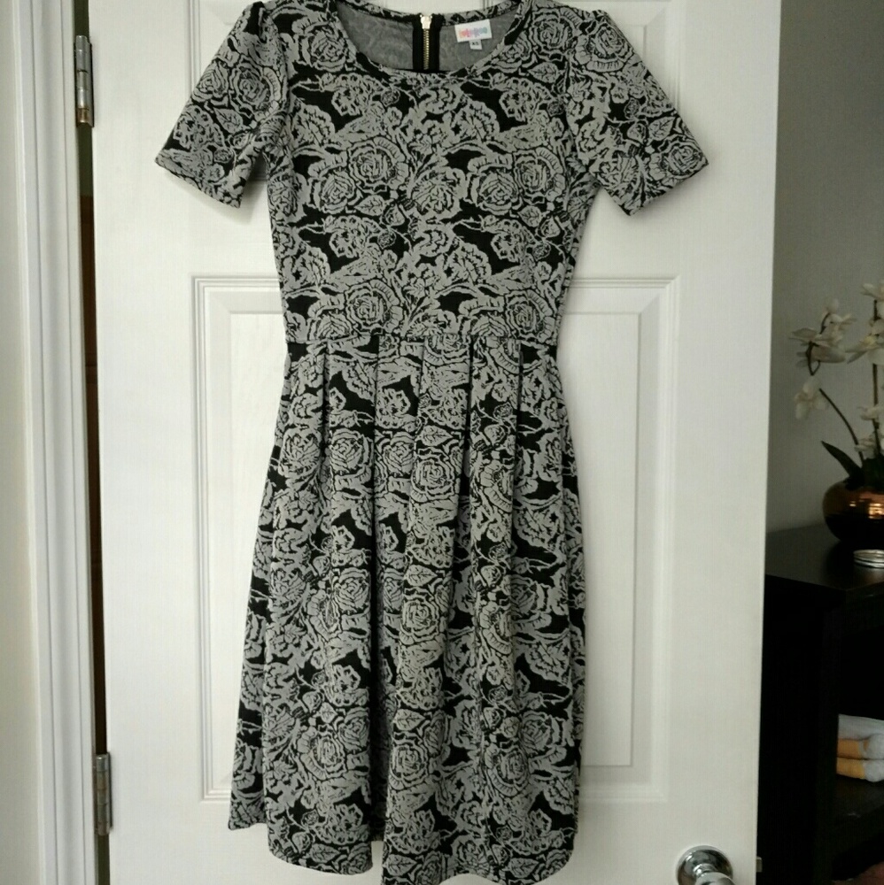 Gorgeous 🌹 rose pattern Lularoe Amelia