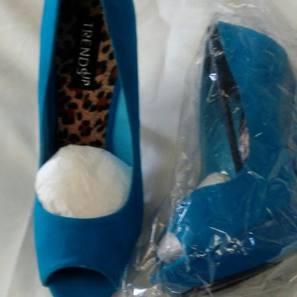 Shoes - Picture 2 of 4