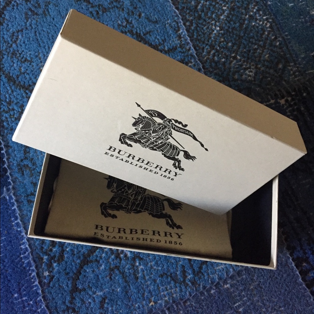 Burberry shoe box with dust bag
