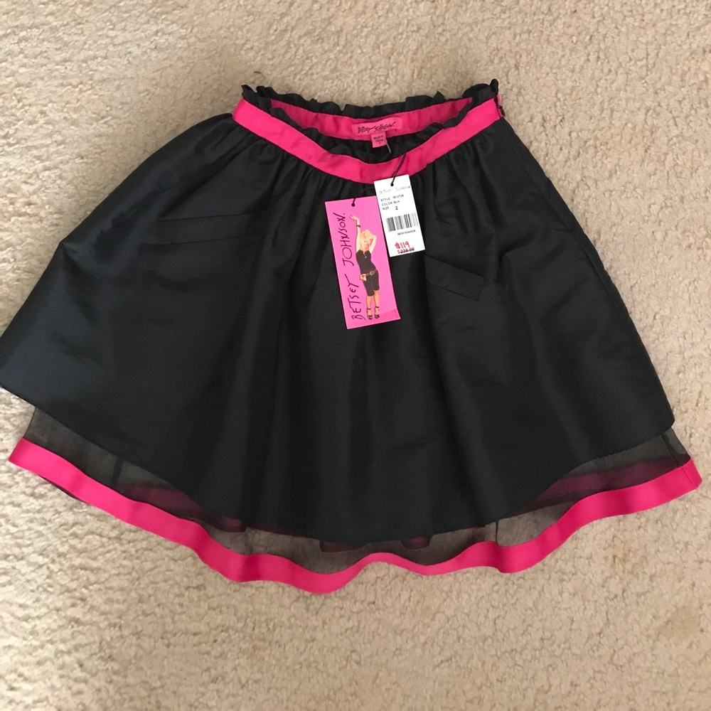 Black mini skirt with pink lining