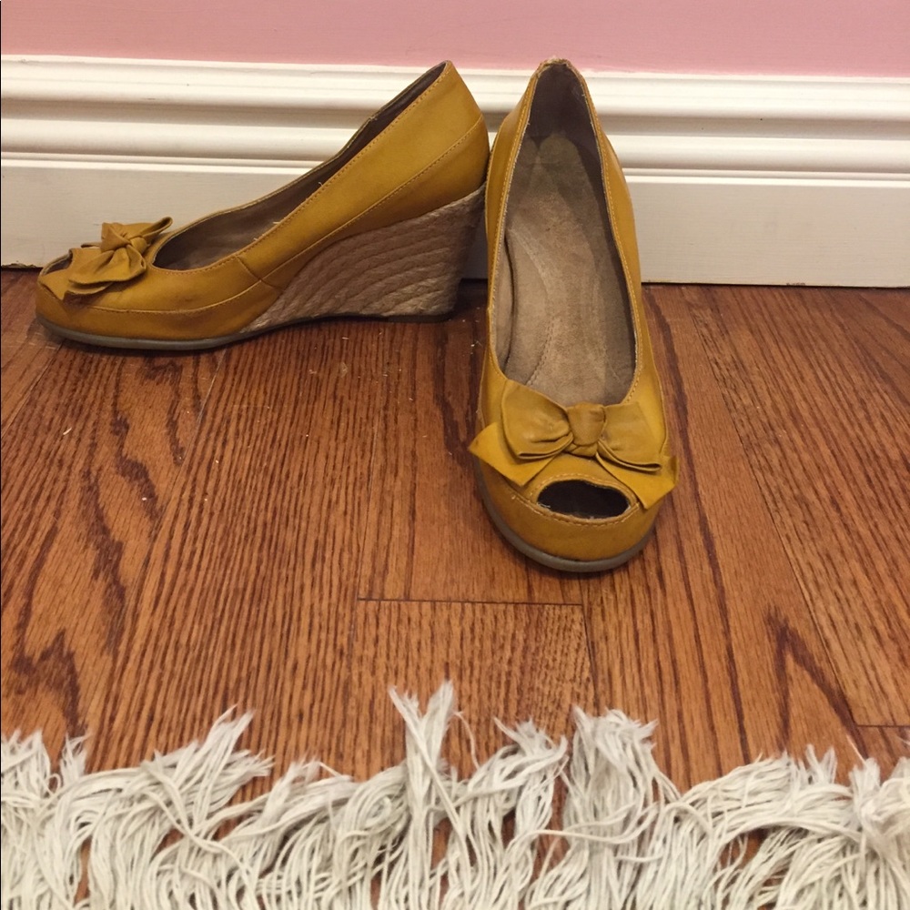 beautiful yellow wedged aerosoles