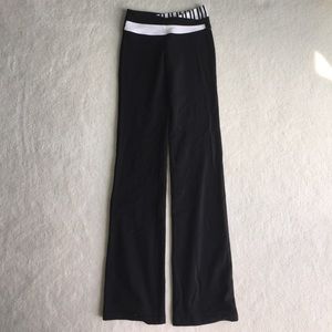 Black & White boot-leg Lululemon 4Tall Yoga pants