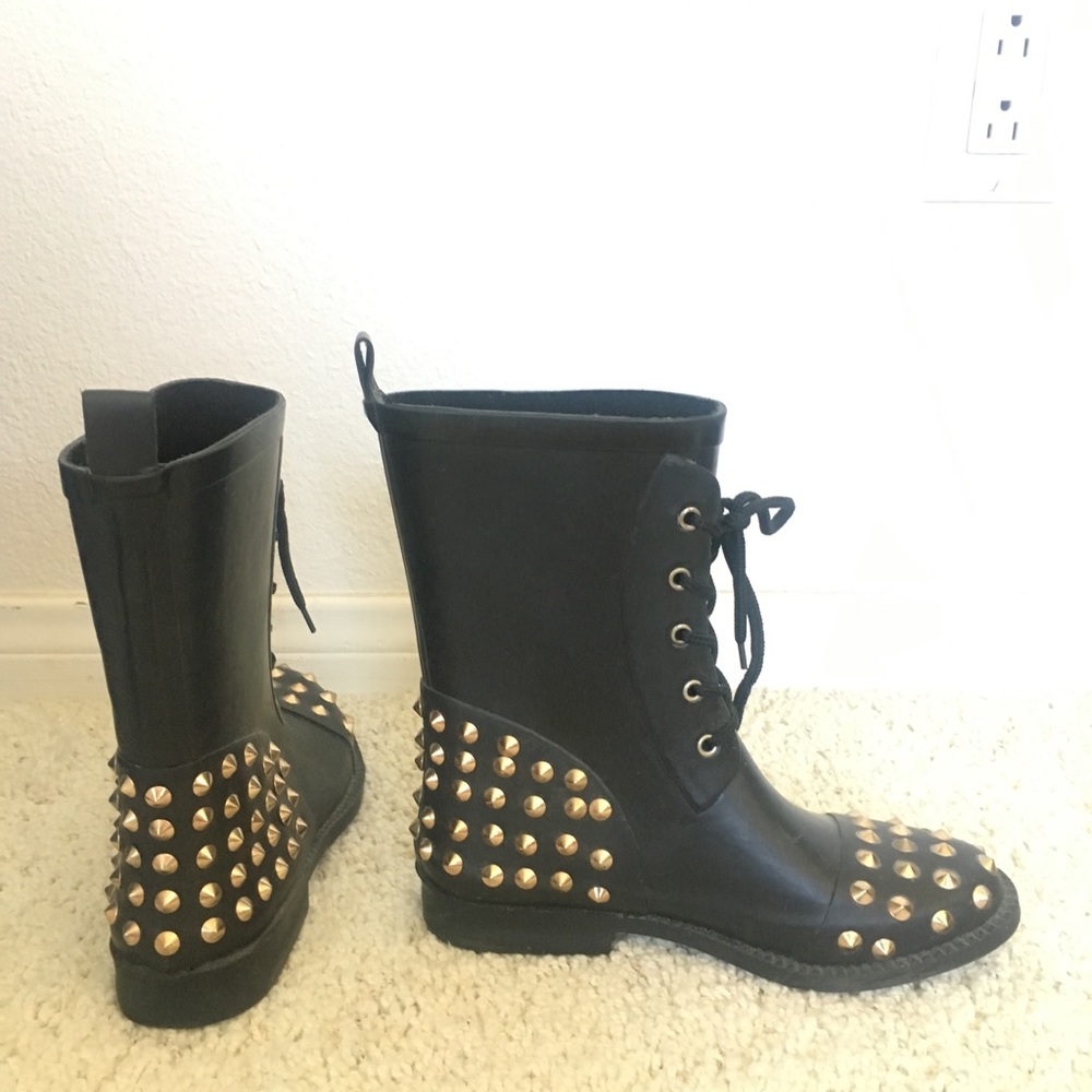 black rain boots