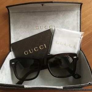 LIKE NEW Gucci sunglasses
