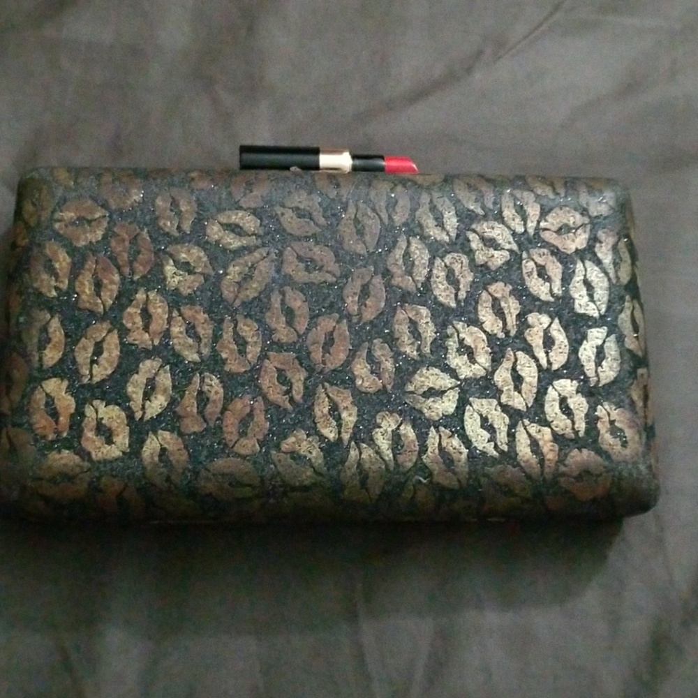 Lip clutch