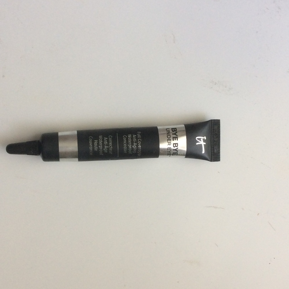 It Cosmetics Bye Bye Undereye Concealer in Medium