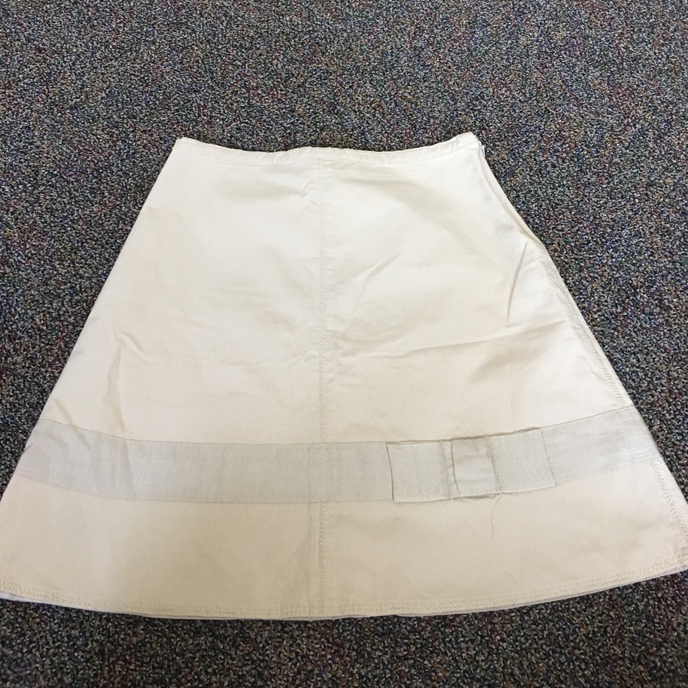 Sinclaire 10 size 6 cream colored skirt.