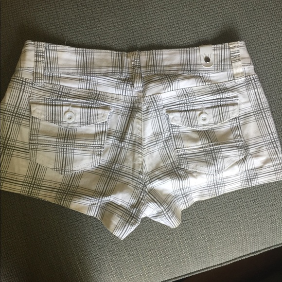 White and grey stripe shorts - Picture 2 of 4