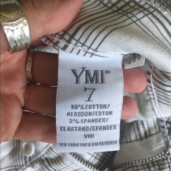 White and grey stripe shorts - Picture 4 of 4