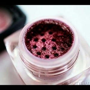 Younique mineral pigment in Heartbroken