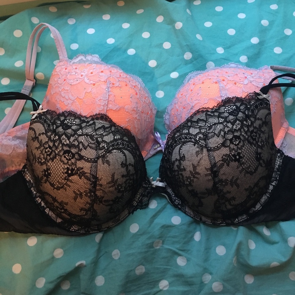 Victoria's Secret 32DD bras -- barely worn