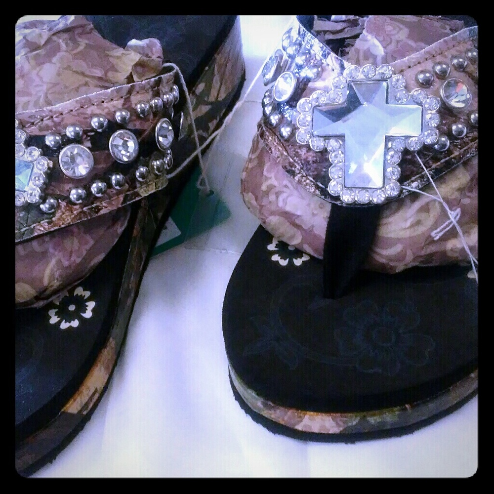 Montana Flipflops  camaflouge sizes 6.