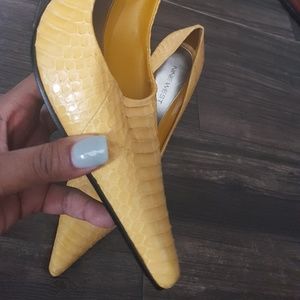 Yellow pumps