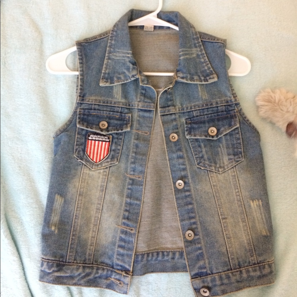 Sleeveless jeans jacket