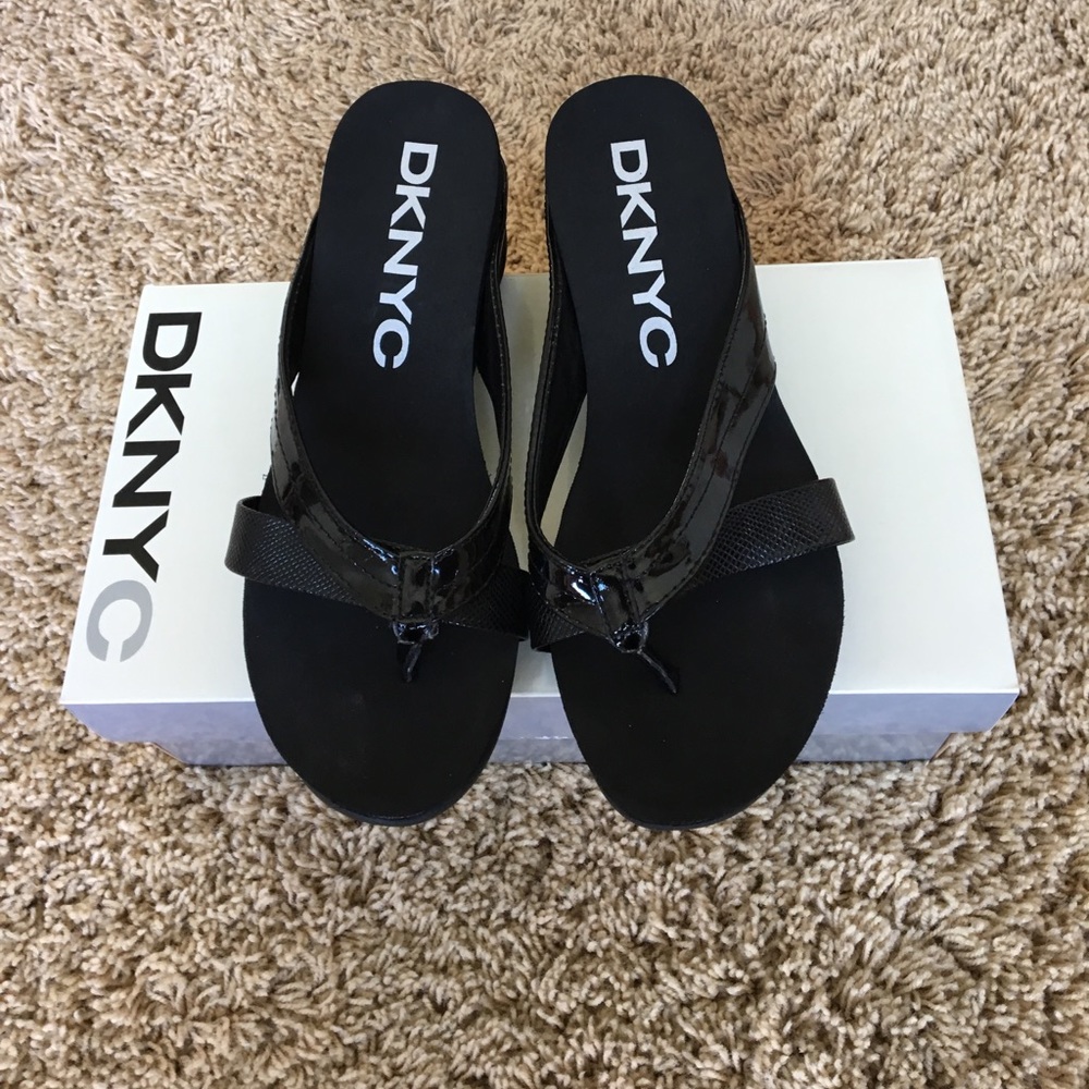 DKNYC Black wedge flip flops