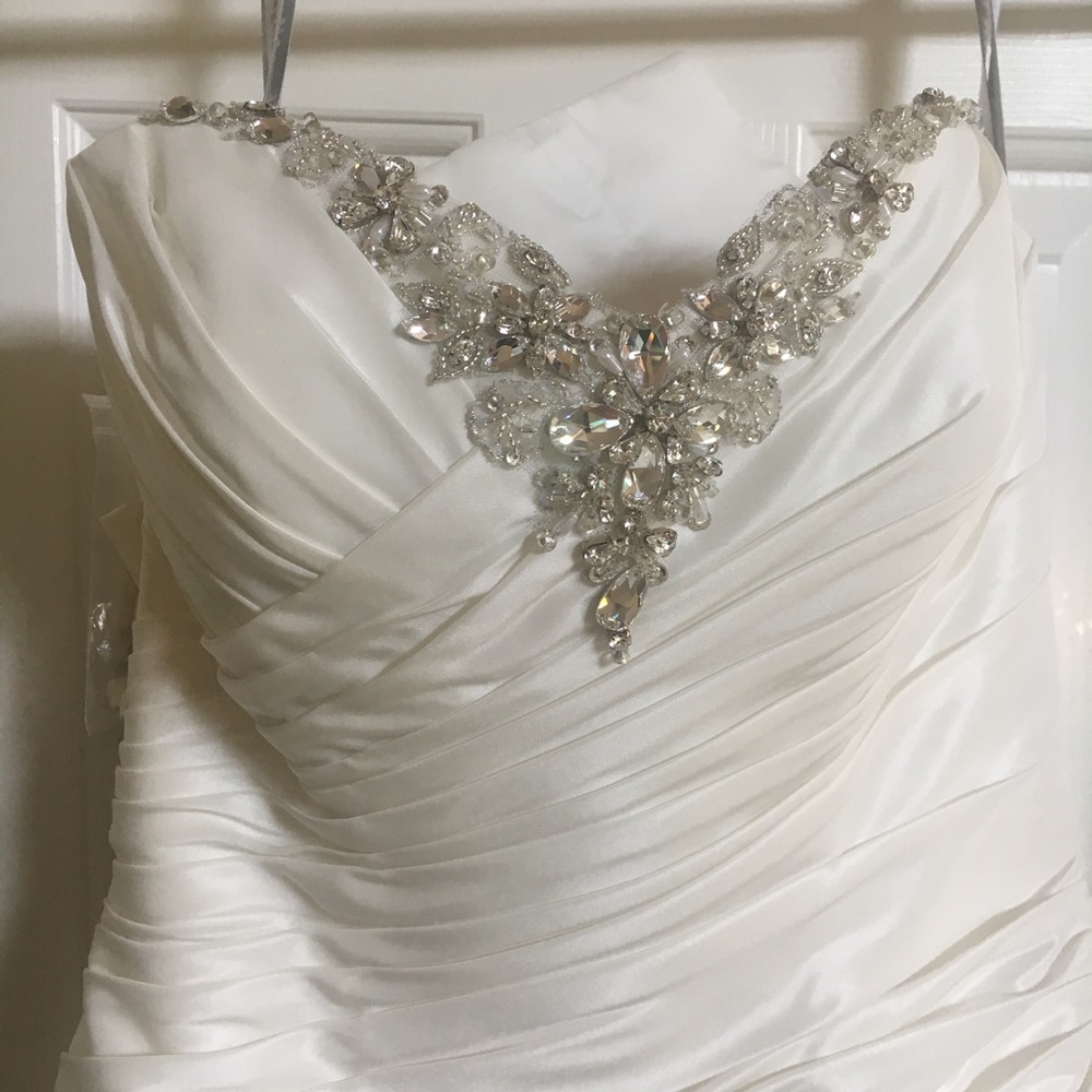 Wedding Dress - Picture 2 of 4